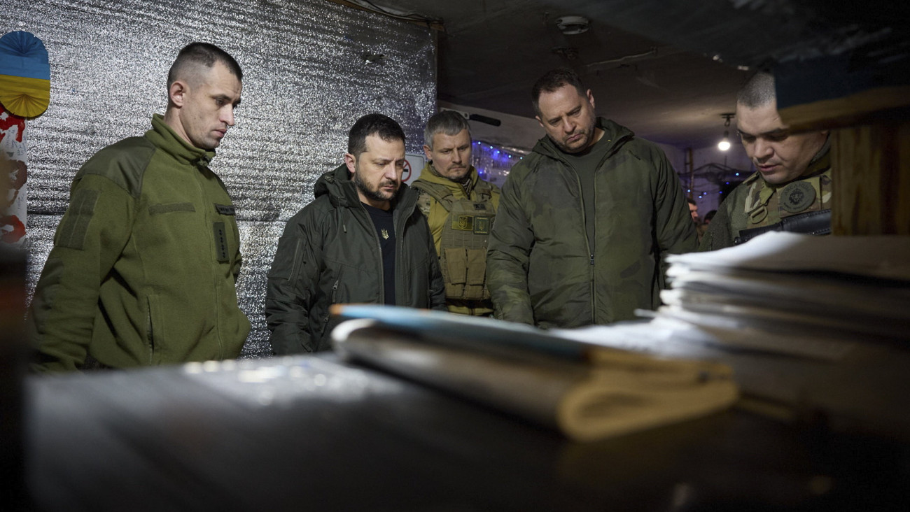 Az ukrán elnöki sajtószolgálat által közreadott képen Volodimir Zelenszkij ukrán elnök (k) látogatást tesz a frontvonalon fekvő kelet-ukrajnai Avgyijivkában 2023. december 29-én. Avgyijivkát az orosz erők hónapok óta ostromolják és próbálják körülzárni.