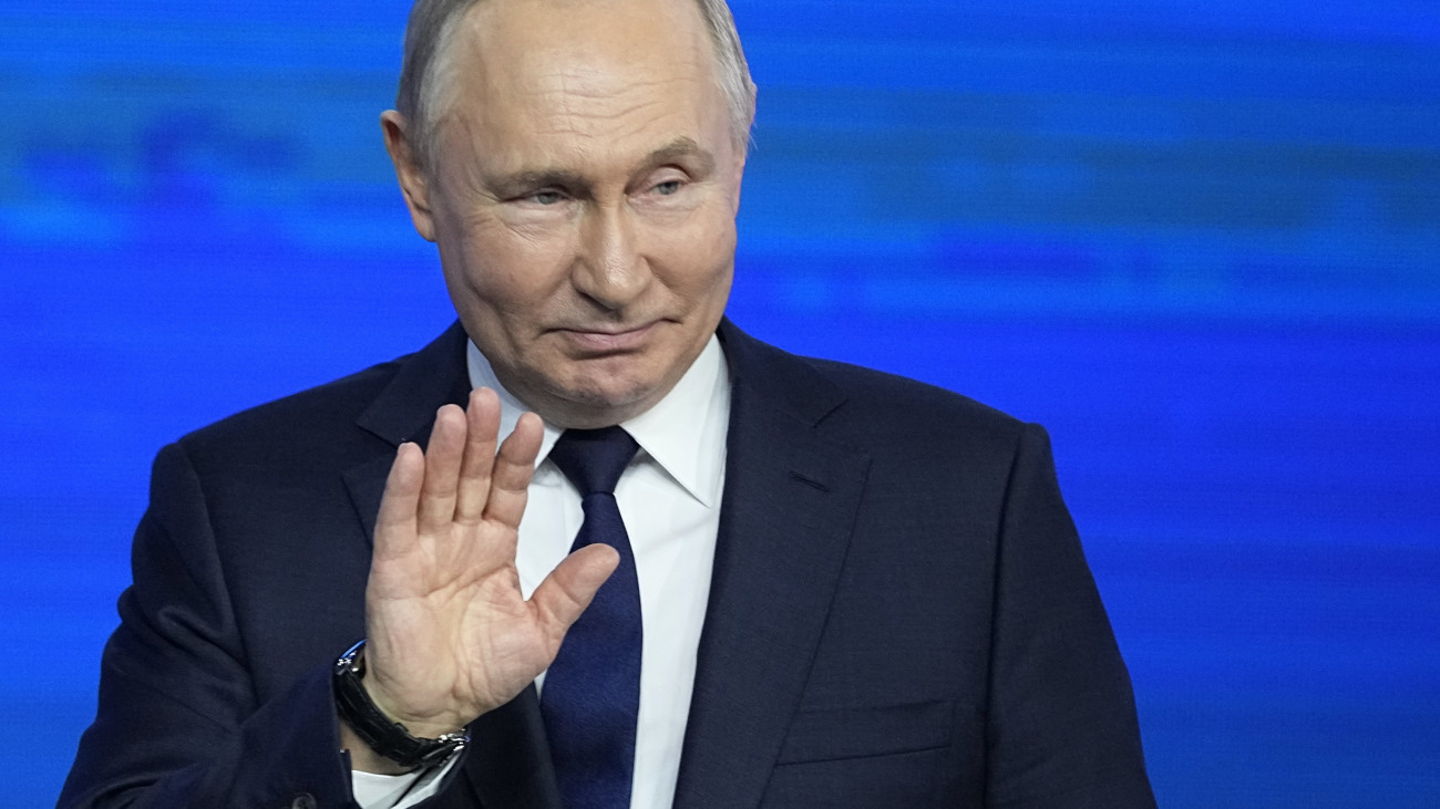 Vlagyimir Putyin hivatalban lévő orosz államfő választási kampányaktivistákhoz beszél Moszkvában 2024. január 31-én, miután nyilvántartásba vette elnökjelöltként az orosz Központi Választási Bizottság. A párton kívüliként, de a kormányzó Egységes Oroszország támogatásával induló Putyin a negyedik bejegyzett államfőjelölt. Az elnökválasztást Oroszországban 2024. március 15. és 17. között rendezik.