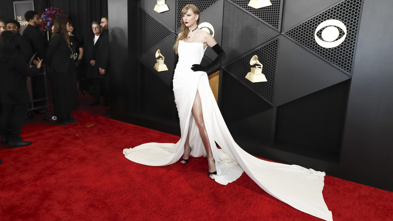 Taylor Swift amerikai énekesnő, dalszerző a Grammy-díjak 66. átadási ünnepségén Los Angelesben 2024. február 4-én.