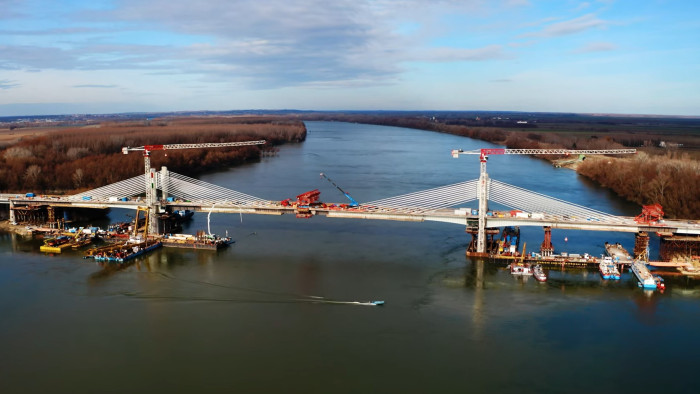 Összeért a víz fölött az új Duna-híd két része - videó