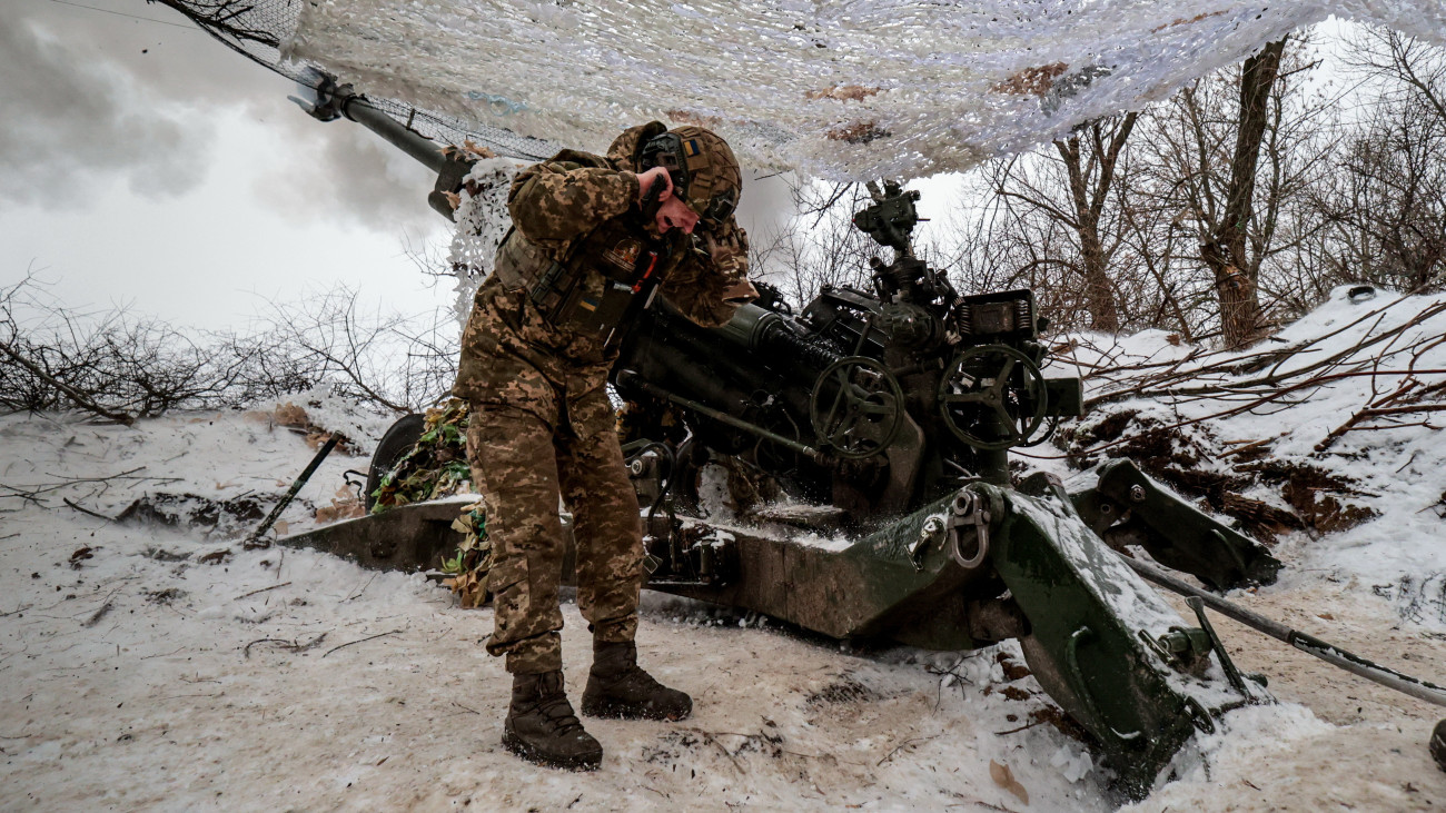 Ukrán tüzérek amerikai gyártmányú 155 mm-es M777-es ágyúval tüzelnek orosz állásokat a délkelet-ukrajnai Zaporizzsja régióban 2024. január 14-én.