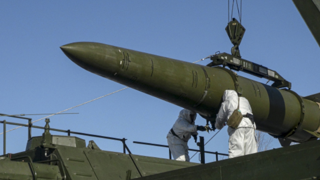 Az orosz védelmi minisztérium sajtószolgálata által közreadott képen Iszkander rakétát töltenek be egy kilövésre alkalmas rakétavetőbe egy meg nem nevezett oroszországi helyszínen 2024. február 2-án.