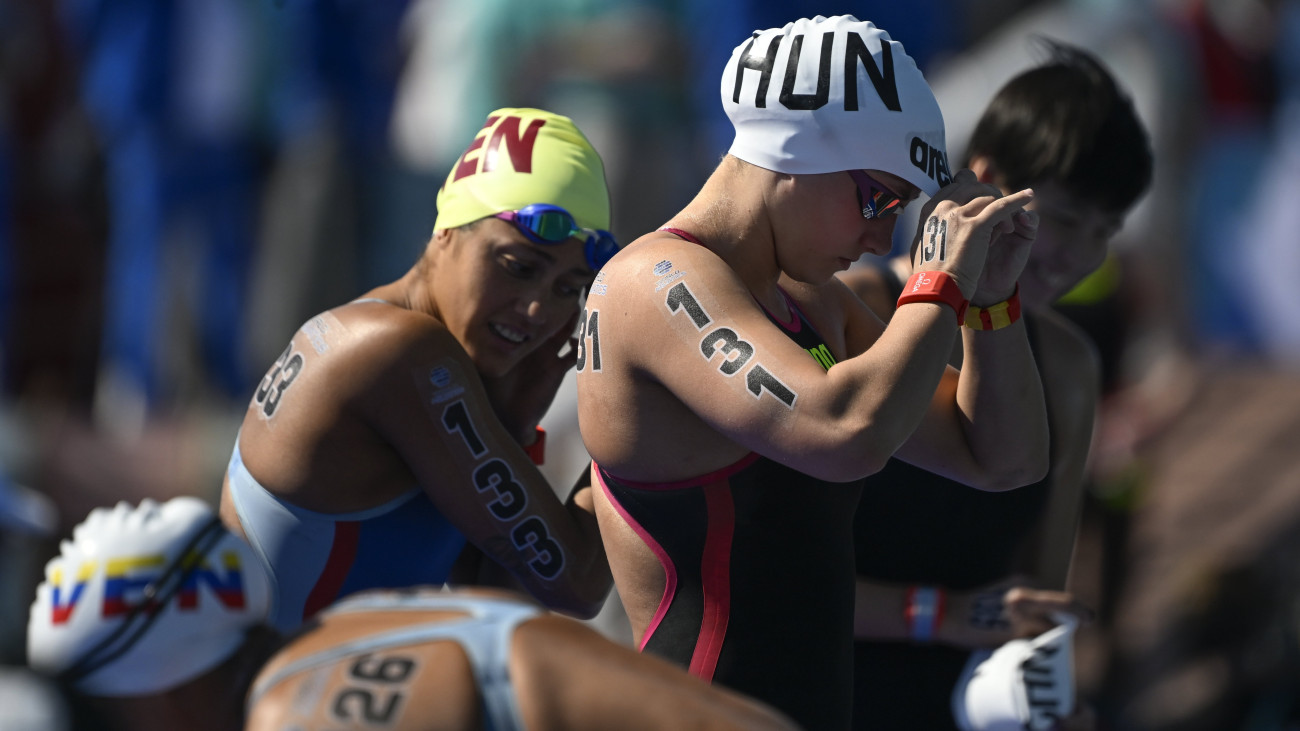 Szimcsák Mira a rajthoz készül a nyíltvízi úszók 5 kilométeres versenyében a dohai vizes világbajnokságon 2024. február 7-én.