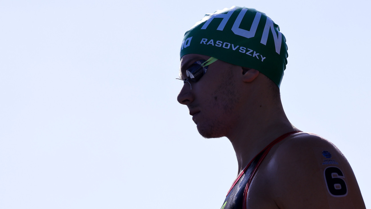 A későbbi aranyérmes Rasovszky Kristóf a férfi nyíltvízi úszók 10 kilométeres versenyében a dohai vizes világbajnokságon 2024. február 4-én.