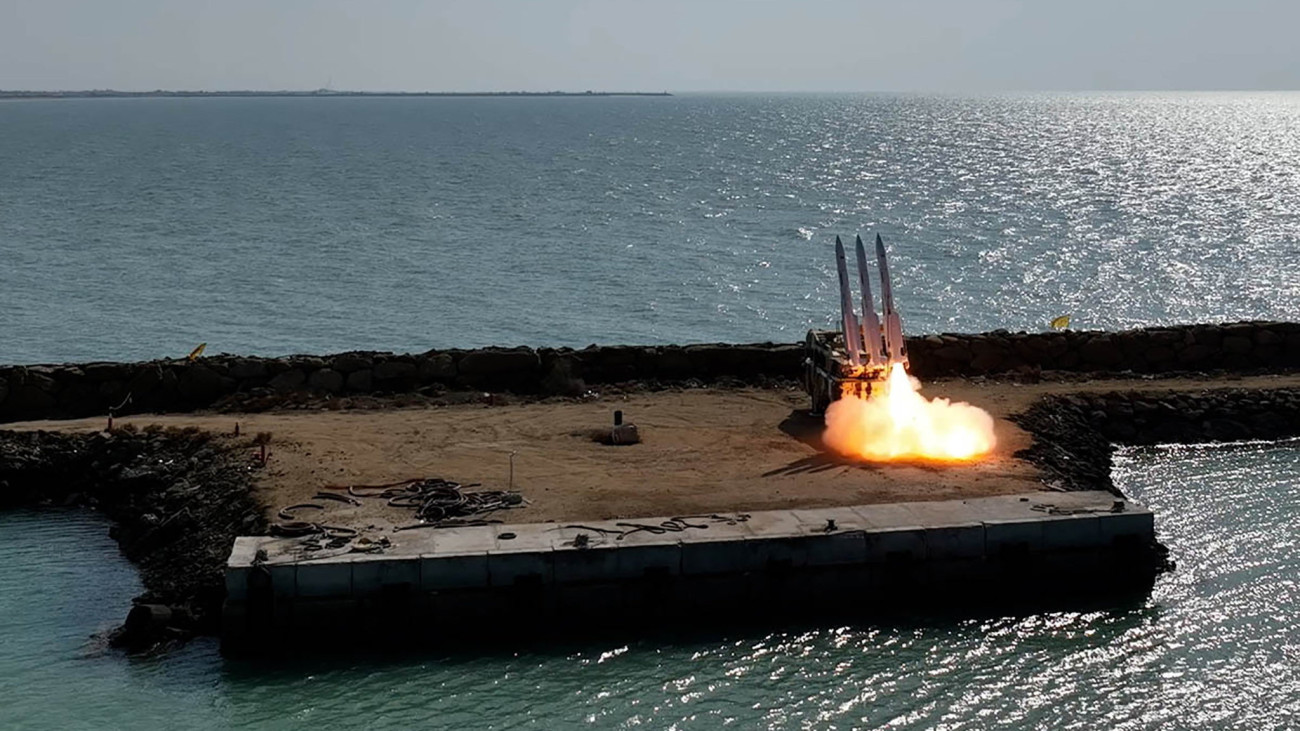 Az iráni hadsereg által közreadott képen rakétát lőnek ki a Perzsa-öbölben tartott iráni hadgyakorlaton 2024. január 19-én.