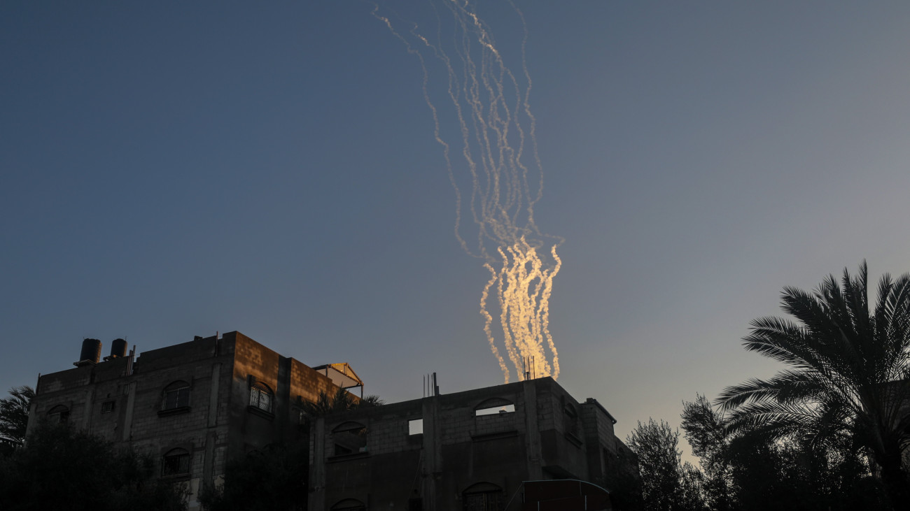 Izraeli célpontokat támadnak a Gázai övezet déli részén fekvő Hán-Júnisz menekülttáborból kilőtt rakéták 2024. január 30-án. A Hamász palesztin iszlamista szervezet fegyveresei október 7-én támadást indítottak Izrael ellen, az izraeli haderő pedig válaszul légi és szárazföldi hadműveleteket hajt végre a Gázai övezetben.