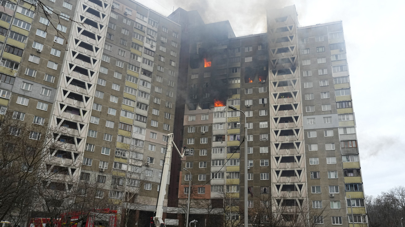 Tűzoltók küzdenek a lángok megfékezésén egy orosz rakétatámadásban kigyulladt lakóépületnél Kijevben 2024. február 7-én. A támadásban legkevesebb egy ember életét vesztette, tucatnyian megsebesültek.