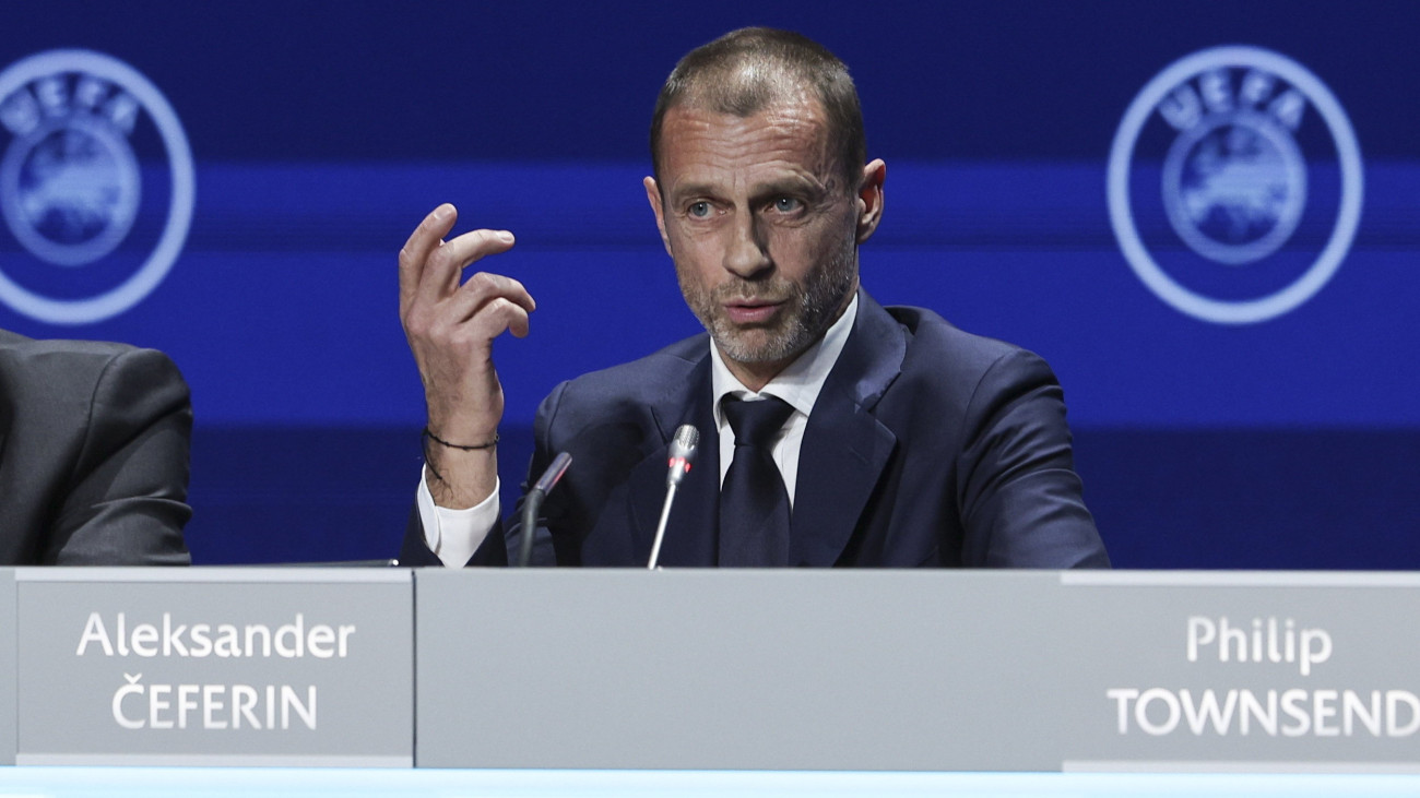 Aleksander Ceferin, az Európai Labdarúgó-szövetség, az UEFA elnöke felszólal az UEFA 47. kongresszusán Lisszabonban 2023. április 5-én.