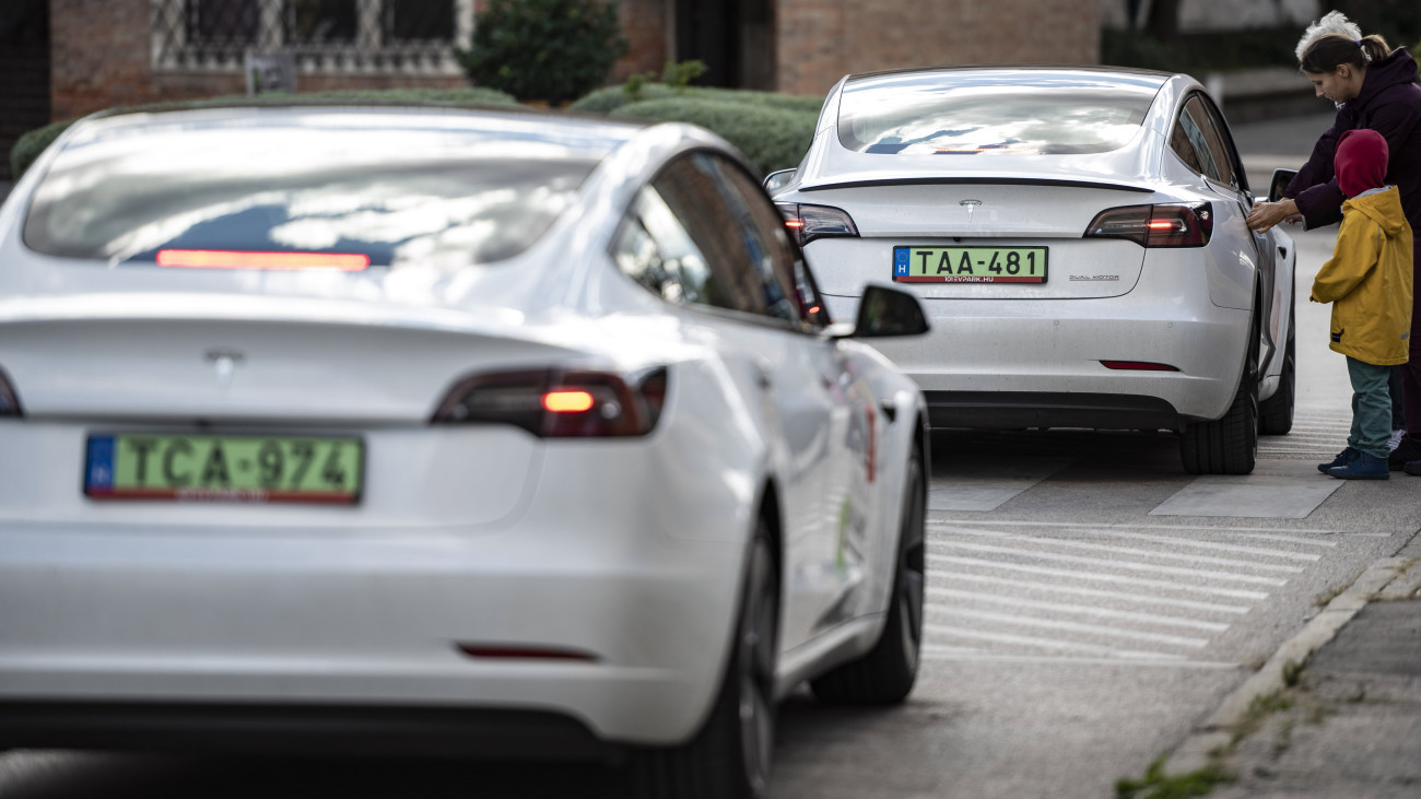 Tesla gyártmányú, elektromos hajtású autót próbál ki egy érdeklődő az Elektromos járművek napján Székesfehérváron 2022. szeptember 18-án.A Székesfehérvári Közösségi és Kulturális Központ negyedik alkalommal, Menő jövő címmel megrendezett eseményén az érdeklődők a technika legújabb vívmányaival találkozhattak, az érvényes jogosítvánnyal rendelkezők ki is próbálhatták az elektromos járműveket.