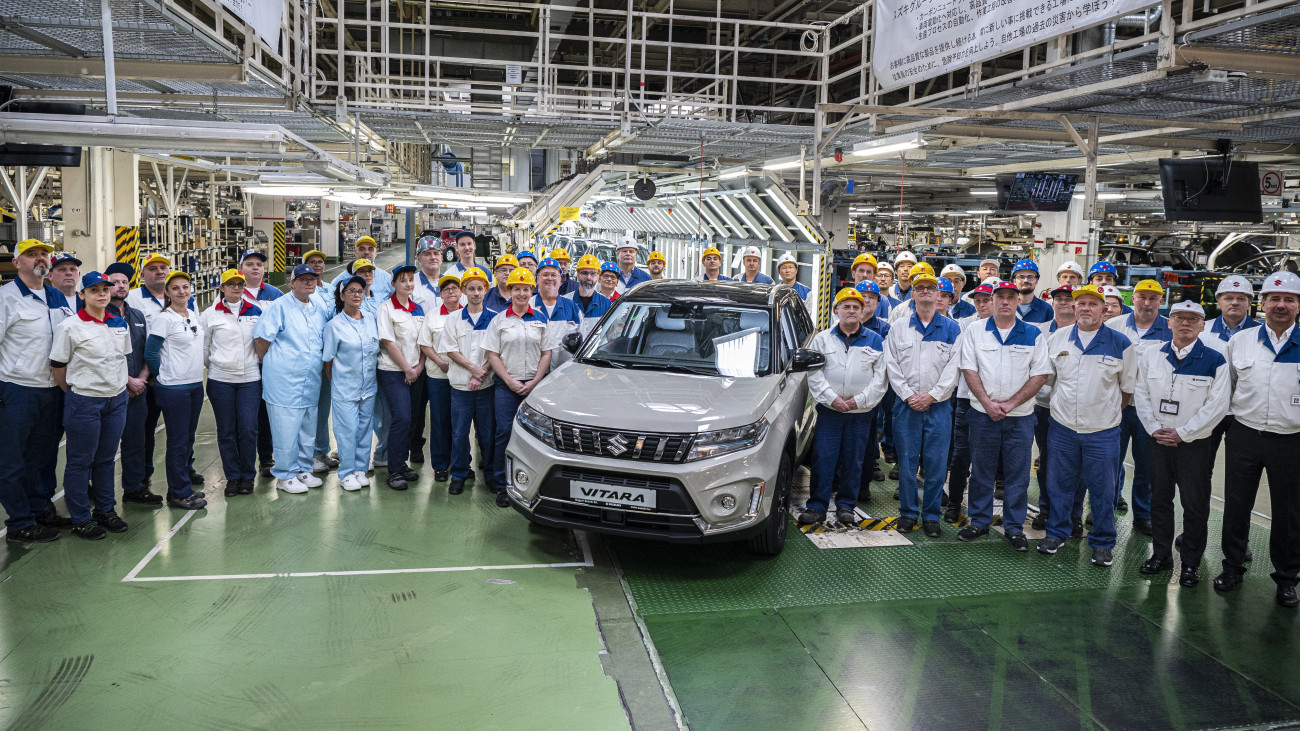 A 4 milliomodik Esztergomban gyártott Suzuki a gyár munkásaival 2024. február 8-án.