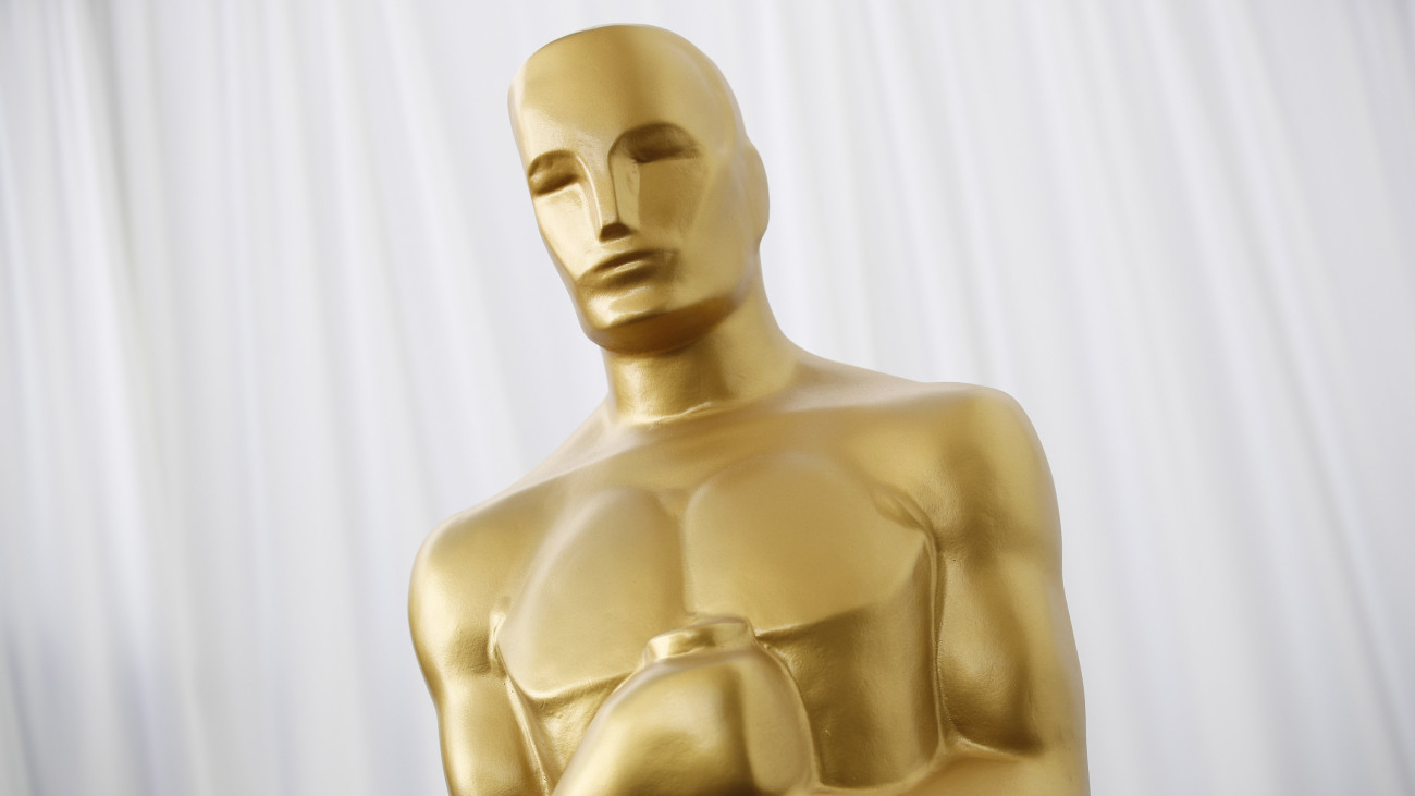 Csokoládéból készített, aranybevonatos Oscar-szobrocska az Oscar-díjak 95. átadási ünnepségét követő kormányzói bál menüjét bemutató sajtótájékoztatón Los Angelesben 2023. március 7-én, öt nappal az Oscar-gála előtt.