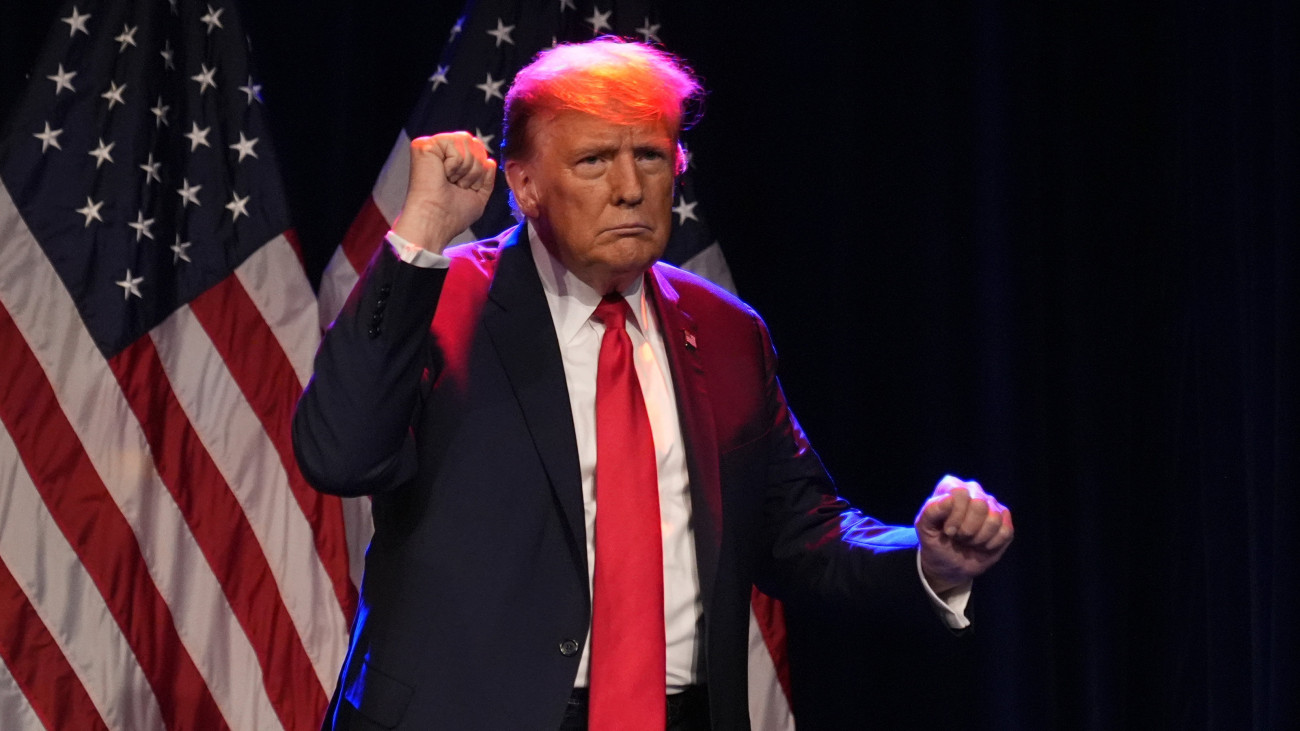 A Republikánus Párt elnökjelöltségére pályázó Donald Trump volt amerikai elnök táncol a színpadon, miután kampánybeszédet mondott Las Vegasban 2024. február 8-án. Az elnökválasztást november 5-én tartják az Egyesült Államokban.