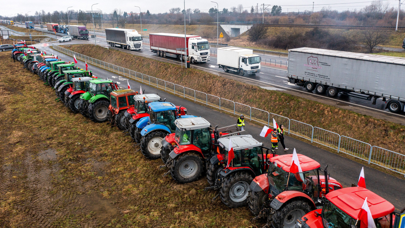 Az Európai Unió zöld megállapodása és az ukrán termékek európai behozatala ellen tiltakozó lengyel gazdák traktorjai a délkelet-lengyelországi Medykában lévő lengyel-ukrán határon 2024. február 9-én. A tiltakozók nem engednek át a határon egyetlen teher- és személyautót sem, kivételt csak a humanitárius és katonai segélyszállítmányok képeznek. Az országos forgalomlassító tiltakozó akciók a főutak mintegy 300 pontját érintik Lengyelországban.
