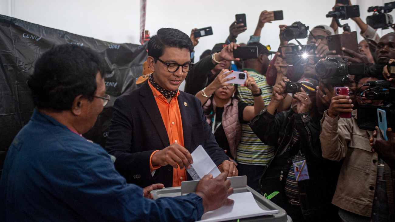 Andry Rajoelina hivatalban levő elnök voksol a madagaszkári elnökválasztás első fordulójának napján egy szavazóhelyiségnek használt osztályteremben, Besaretyben 2023. november 16-án. A Rajoelinával együtt tizenhárom elnökjelöltből tízen a szavazás bojkottjára szólítottak fel, mert szerintük nem állnak fenn a tiszta és szabad választás feltételei. A 30 millió lakosú szigetországban 11 millióan jogosultak szavazni, a forduló alacsony részvétellel zajlik.