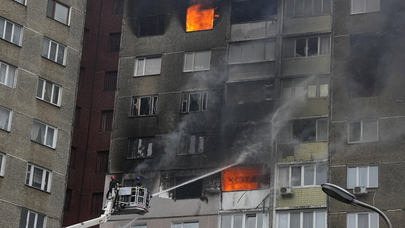 Tűzoltók küzdenek a lángok megfékezésén egy orosz rakétatámadásban kigyulladt lakóépületnél Kijevben 2024. február 7-én. A támadásban legkevesebb egy ember életét vesztette, tucatnyian megsebesültek.