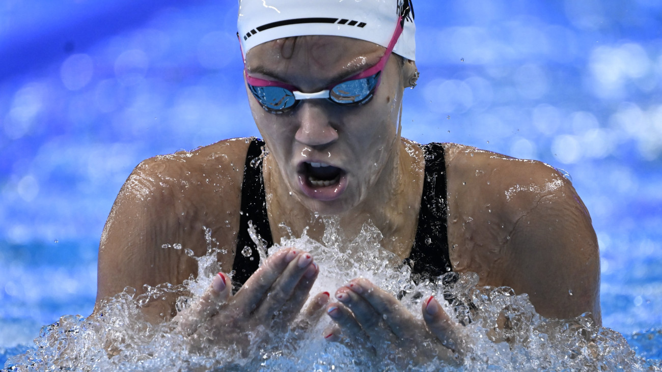 Sebestyén Dalma a női 200 méteres vegyesúszás előfutamában a dohai vizes világbajnokságon 2024. február 11-én.