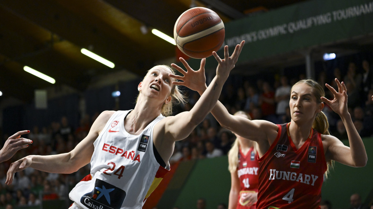 Dubei Debóra (j) és a spanyol Laura Gil  a kosárlabda olimpiai selejtező torna 3. fordulójában játszott Magyarország - Spanyolország mérkőzésen a soproni Novomatic Arénában 2024. február 11-én.