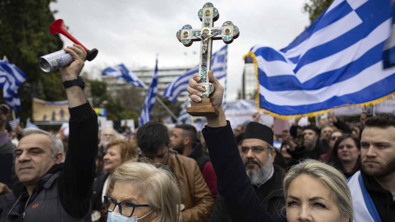 Az azonos neműek házasságáról szóló törvénytervezet ellen tüntetnek az athéni Szintagma téren 2024. február 11-én. A törvénytervezetet napokon belül tárgyalja a görög parlament.