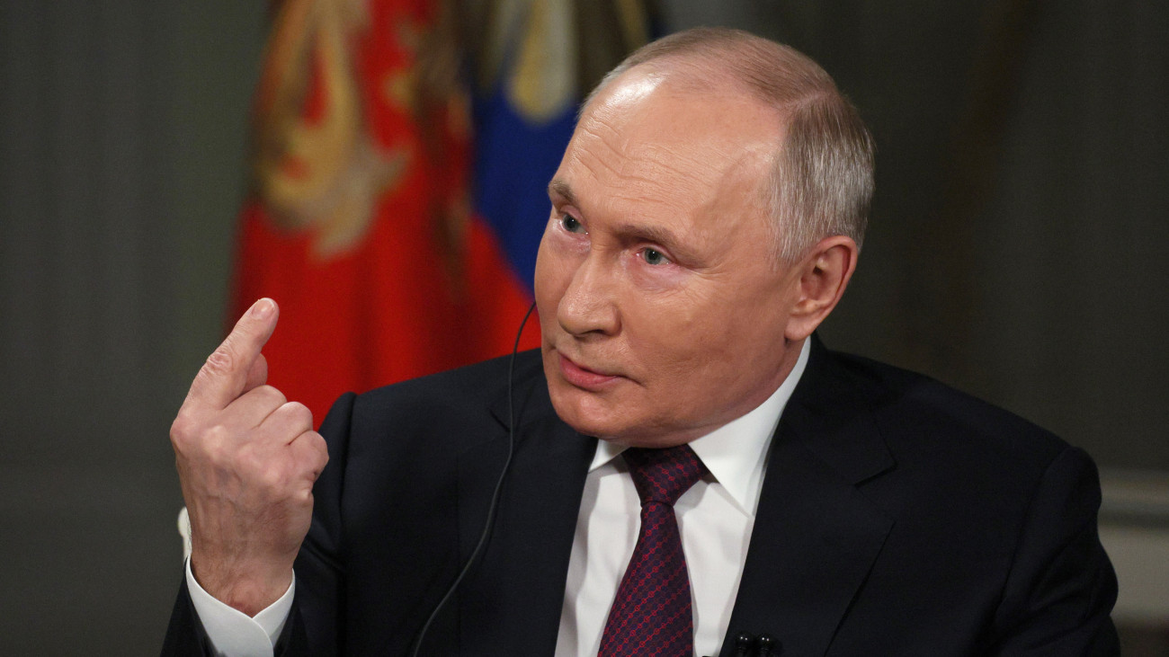 Vlagyimir Putyin orosz államfő interjút ad Tucker Carlson amerikai médiaszemélyiségnek a moszkvai kormányzati negyedben, a Kremlben 2024. február 9-én. Putyin az ukrajnai háború 2022. februári kiszélesedése óta először adott interjút nyugati újságírónak.