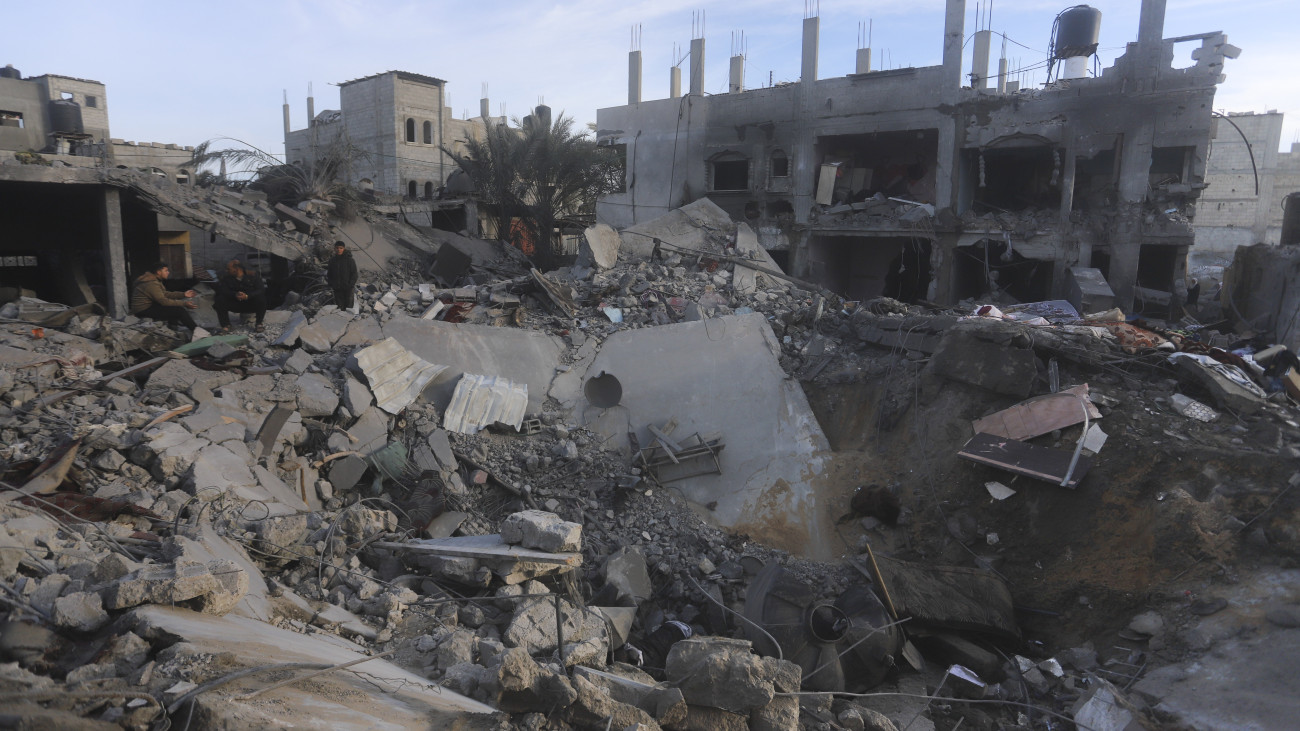 Rafah, 2024. február 12.Izraeli légicsapásban lerombolt házak romjai a Gázai övezet déli részén lévő rafahi menekülttáborban 2024. február 12-én. Az izraeli hadsereg körülbelül 40 csapást hajtott végre az egyiptomi határnál lévő város és környéke ellen, miközben folyamatosan ágyúzta a térséget, a támadásnak legkevesebb 50 halottja van. A Hamász palesztin iszlamista szervezet fegyveresei 2023. október 7-én támadást indítottak Izrael ellen, az izraeli haderő pedig válaszul légi és szárazföldi hadműveleteket hajt végre a Gázai övezetben.