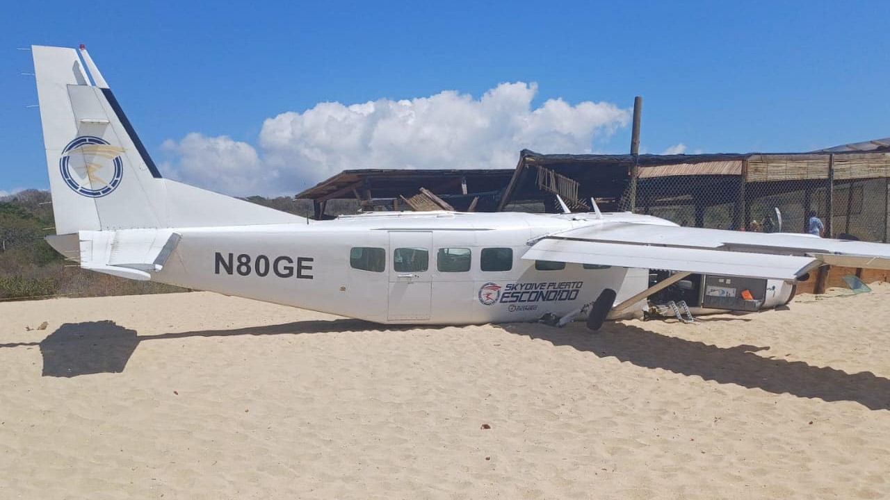 Kényszerleszállást hajtott végre egy kisrepülőgép egy mexikói strandon, és egy ember halálát okozta a földön. Forrás: X /  JACDEC