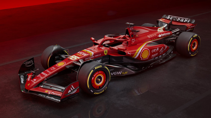 Bemutatták az új Ferrarit, Carlos Sainz máris száguldott vele - fotók, videó