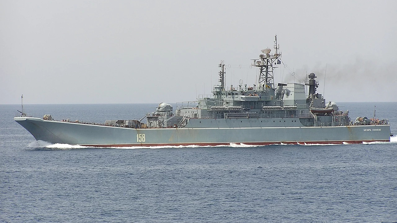 Cézár Kunyikov az orosz hadiflotta partraszállást támogató hajója. Forrás: Wikipédia