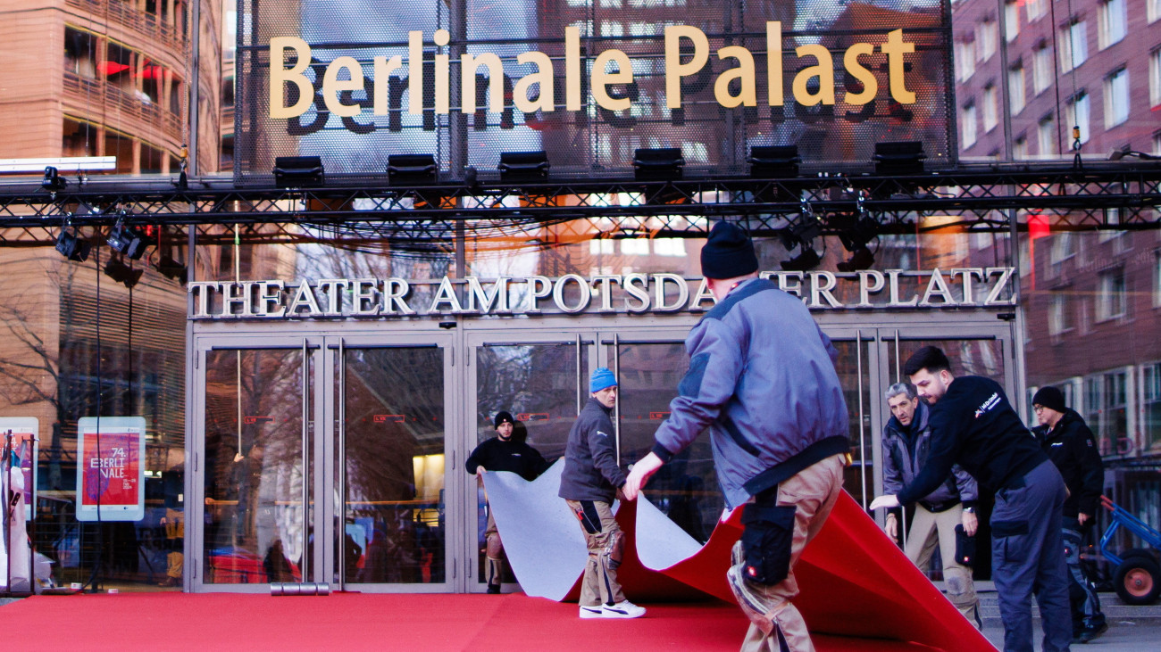 Leterítik a vörös szőnyeget az évenkénti filmes seregszemlének otthont adó berlini Berlinale Palota (Theater am Potsdamer Platz) bejárata elé két nappal a 74. Berlini Nemzetközi Filmfesztivál kezdete előtt, 2024. február 13-án.