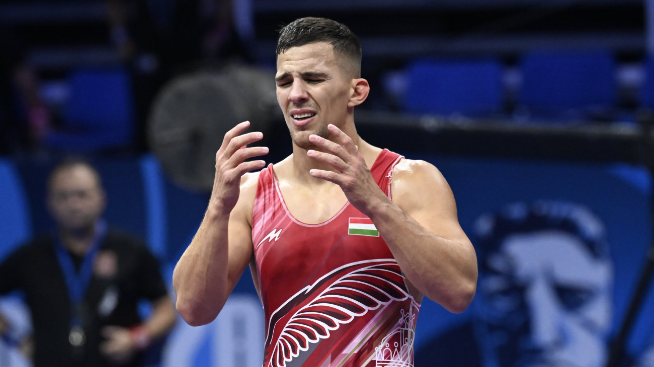 Szilvássy Erik veszít az azeri Rafig Huseynov ellen a férfi kötöttfogású birkózók 82 kilogrammos súlycsoportjának nyolcaddöntőjében a belgrádi olimpiai kvalifikációs világbajnokságon 2023. szeptember 21-én.