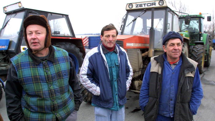 Fokozódik a gazdák elégedetlensége: traktorok lepik el a cseh határátkelőket is