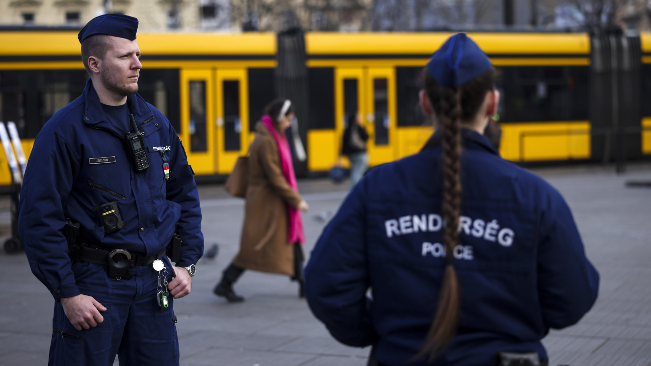 Rendőrök a Széll Kálmán téren 2024. február 8-án. Budapest rendőrfőkapitánya fokozott ellenőrzést rendelt el a főváros teljes területére február 8. és 12. között. Az intézkedés célja a jogsértő cselekmények megelőzése, felderítése, megszakítása, valamint a közrend és közbiztonság fenntartása.