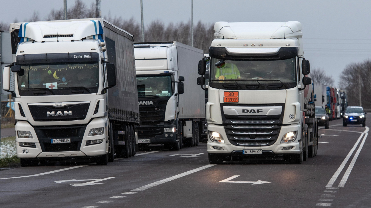 Ukrajnába tartó kamionok sorakoznak a Hrebenne-Jahotyin lengyel-ukrán határállomás előtt Délkelet-Lengyelországban 2023. december 23-án. A lengyel-ukrán határállomásoknál lengyel fuvarozók újra lassítják az Ukrajnába irányuló kamionforgalmat, mert a szállítmányozási engedélyek rendszerének visszaállítását követelik az ukrán fuvarozó cégek számára, továbbá azt, hogy az ukrán fél szüntesse be a lengyel kamionosok Ukrajnából hazatérését megnehezítő elektronikus kiléptetőrendszerét.
