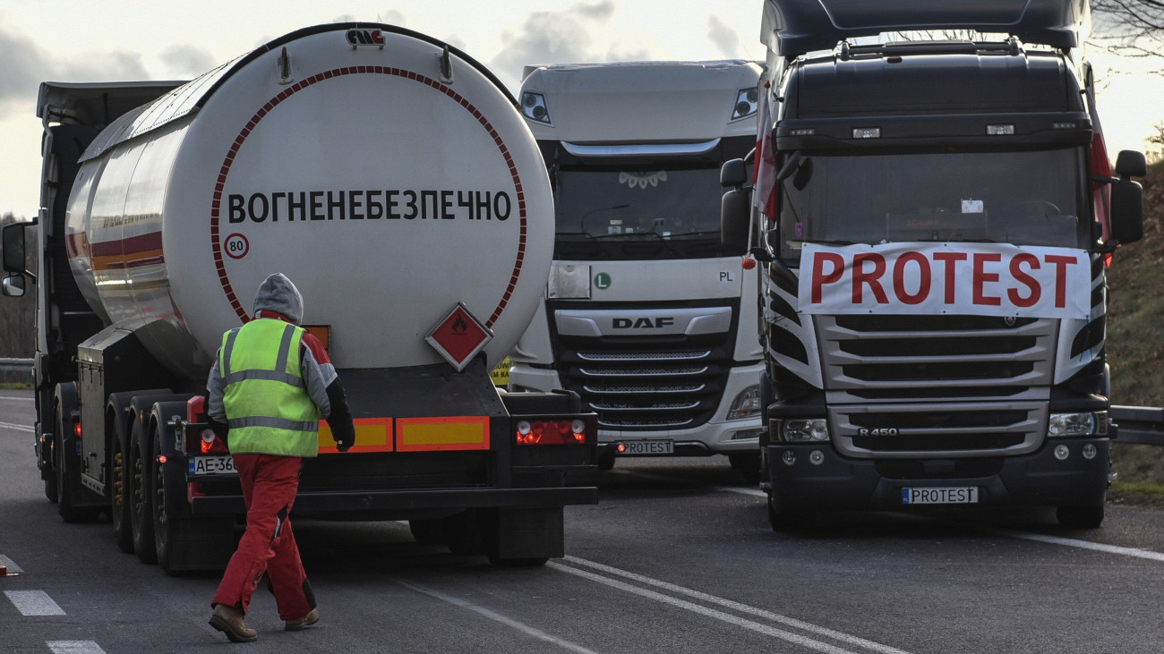 Ukrajnába tartó kamionok sorakoznak a Hrebenne-Jahotyin lengyel-ukrán határállomás előtt Délkelet-Lengyelországban 2023. november 27-én. A lengyel-ukrán határállomásoknál lengyel fuvarozók lassítják az Ukrajnába irányuló kamionforgalmat, mert a szállítmányozási engedélyek rendszerének visszaállítását követelik az ukrán fuvarozó cégek számára, továbbá azt, hogy az ukrán fél szüntesse be a lengyel kamionosok Ukrajnából hazatérését megnehezítő elektronikus kiléptetőrendszerét.