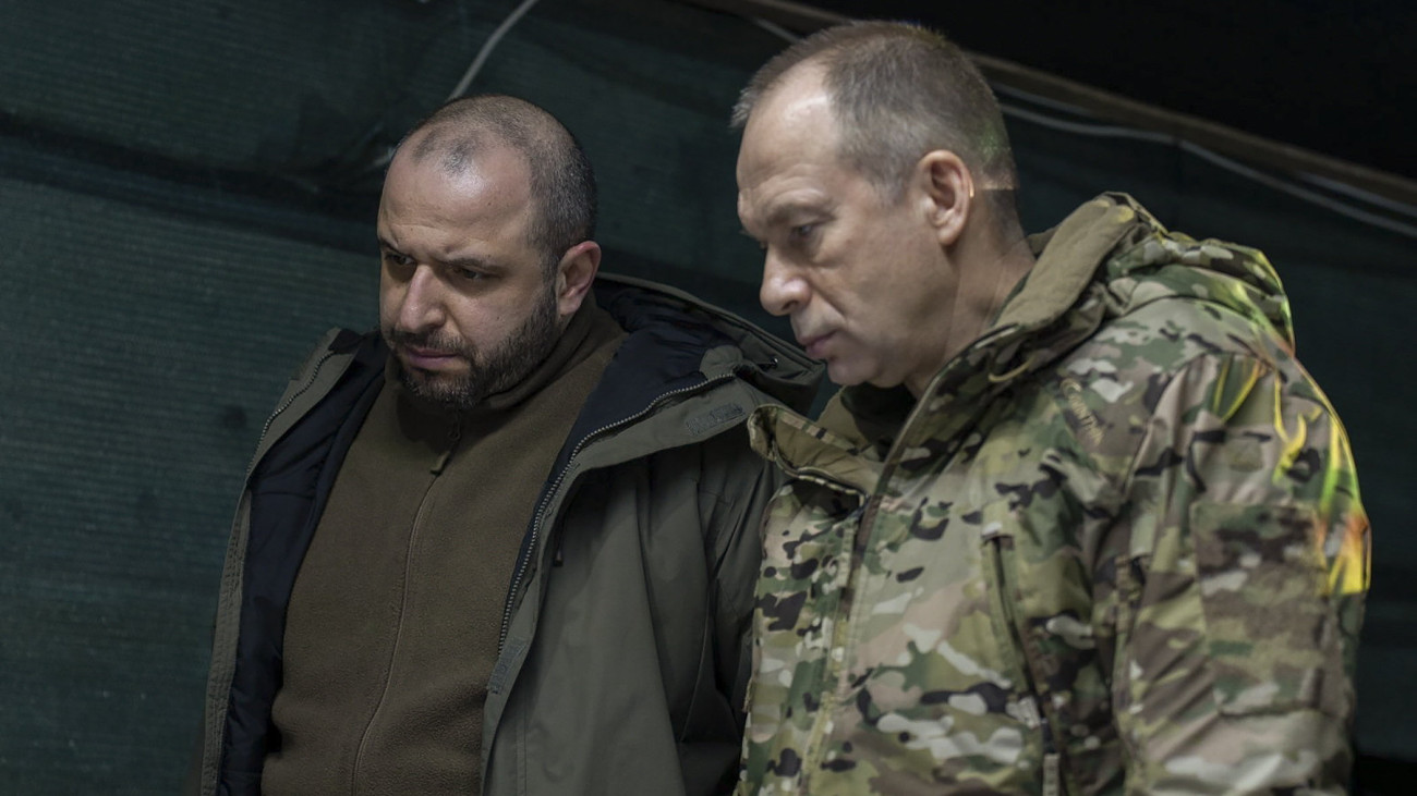 Az ukrán védelmi minisztérium által közreadott képen Rusztem Umerov ukrán védelmi miniszter és Olekszandr Szirszkij vezérezredes, az ukrán fegyveres erők főparancsnoka a kelet-ukrajnai Donyecki területen húzódó orosz fronton 2024. február 14-én.