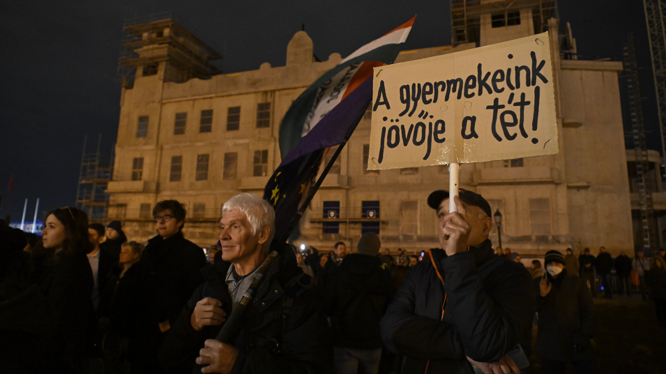 Résztvevők a Momentum által rendezett tüntetésen Budapesten, a Karmelita kolostornál 2024. február 14-én.