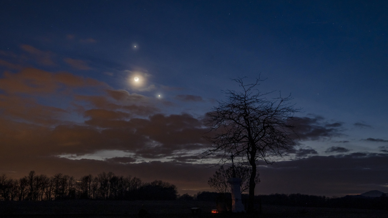 A Jupiter (felül), a Hold (k) és a Vénusz (j) együttállása Salgótarján közeléből fotózva 2023. február 22-én.