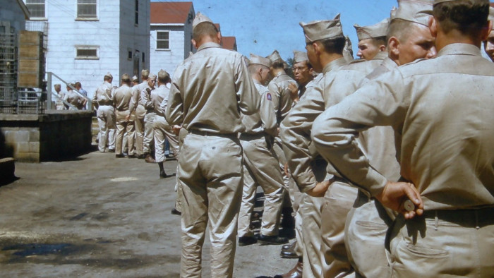 Elérték az amerikai haditengerészek, hogy zsebre dughassák a kezüket