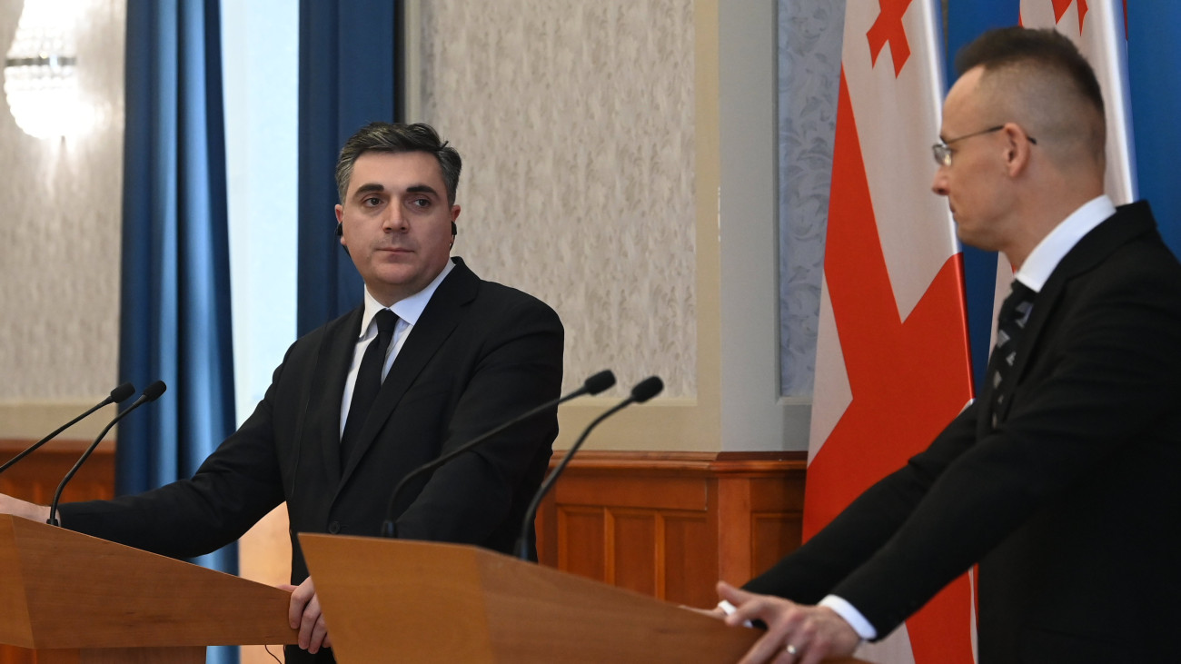 Szijjártó Péter külgazdasági és külügyminiszter (j) és Ilia Darcsiasvili georgiai külügyminiszter (b) a megbeszélésük utáni közös sajtótájékoztatón Budapesten 2024. február 16-án.