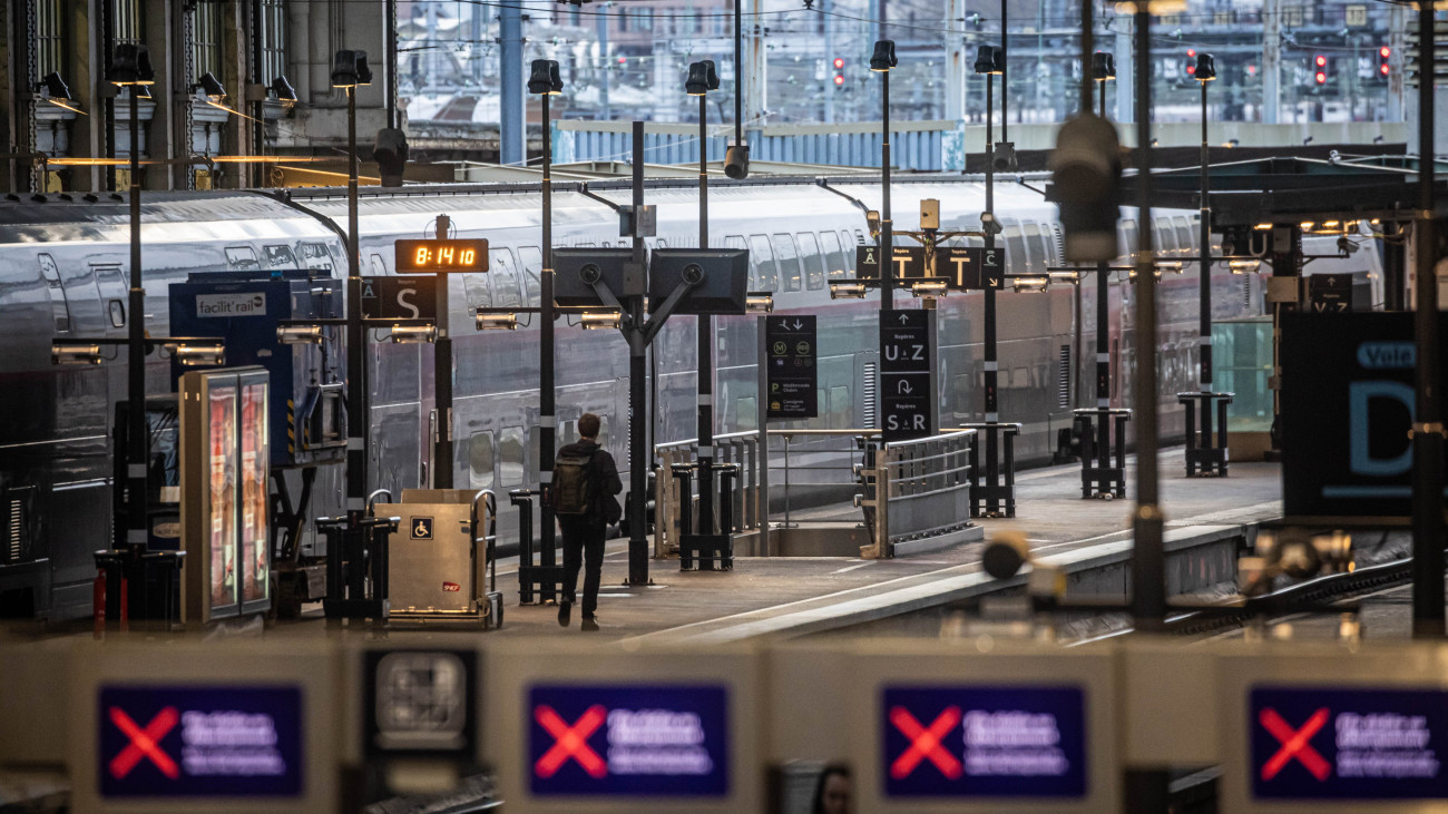 Néptelen peron a párizsi Gare de Lyon pályaudvaron a TGV szuperexpresszvonatok irányítóinak háromnapos sztrájkja kezdetén 2024. február 16-án.