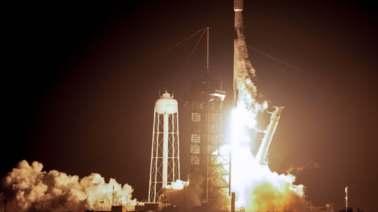 Cape Canaveral, 2024. február 15.Felbocsátják a SpaceX amerikai űrkutatási magánvállalat Falcon 9 hordozórakétájával az Intuitive Machines amerikai magáncég által fejlesztett Nova-C holdraszálló űrszondát a Cape Canaveral-i Kennedy Űrközpontban 2024. február 15-én hajnalban. A Nova-C űrjármű a tervek szerint egyhetes utazás után érheti el a Hold déli pólusát. A Nova-C lehet az első amerikai űrjármű, amely az Apollo-17 1972 decemberi leszállása óta először eléri a Hold felszínét.