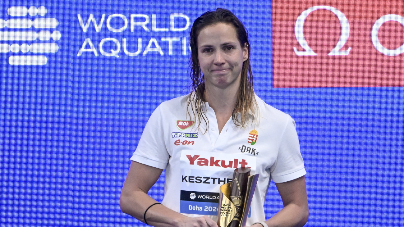 Keszthelyi Rita, a második helyen végzett magyar válogatott csapatkapitánya a női vízilabdatorna eredményhirdetésén a dohai vizes világbajnokságon 2024. február 16-án.