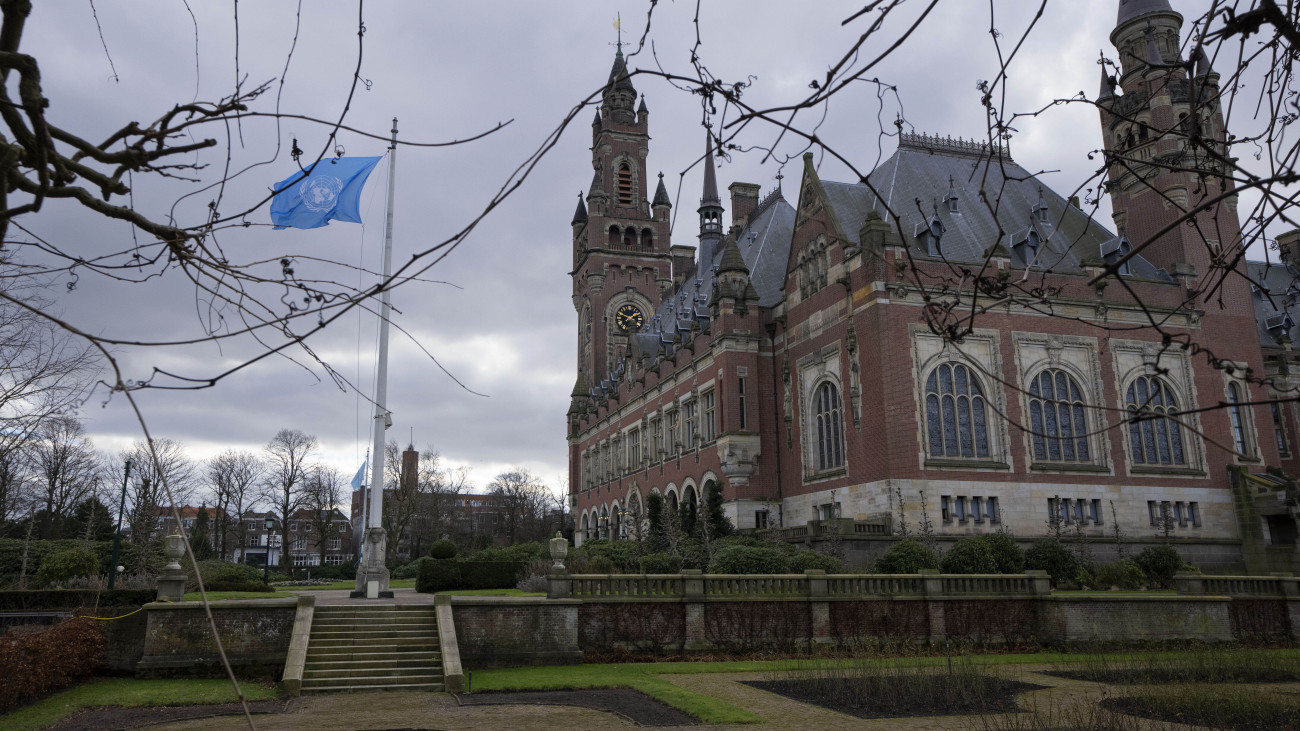Az ENSZ Nemzetközi Bíróságának (IJC) épülete, a hágai Béke-palota 2024. január 31-én, amikor a testület döntést hoz az Ukrajna által az orosz agresszió miatt Moszkva ellen indított perben.