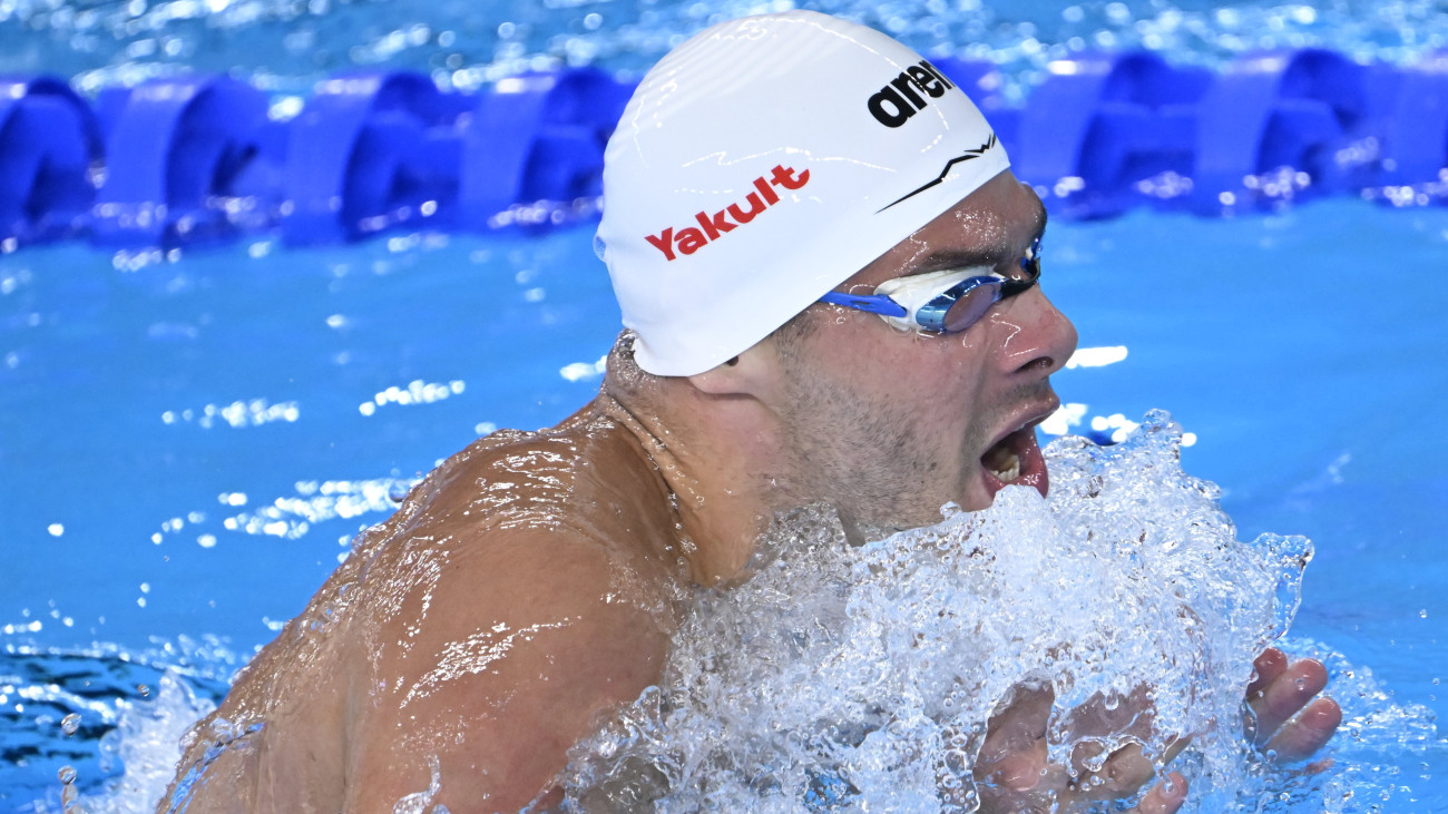 Holló Balázs a férfi 200 méteres vegyesúszás elődöntőjében a dohai vizes világbajnokságon 2024. február 14-én.