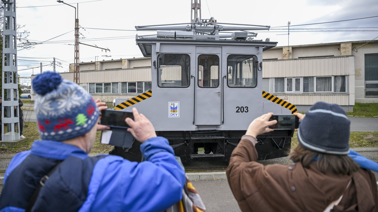 A felújított 203-as pályaszámú villamosmozdony a DKV Debreceni Közlekedési Zrt. telephelyén a sajtóbemutató napján, 2024. február 18-án. A közlekedési vállalat munkatársai az elmúlt hónapokban kicserélték a korrodált lemezeket, valamint a fényszórókat és a visszapillantó tükröket, felújították az áramszedőt és újrafestették a békának becézett járművet.