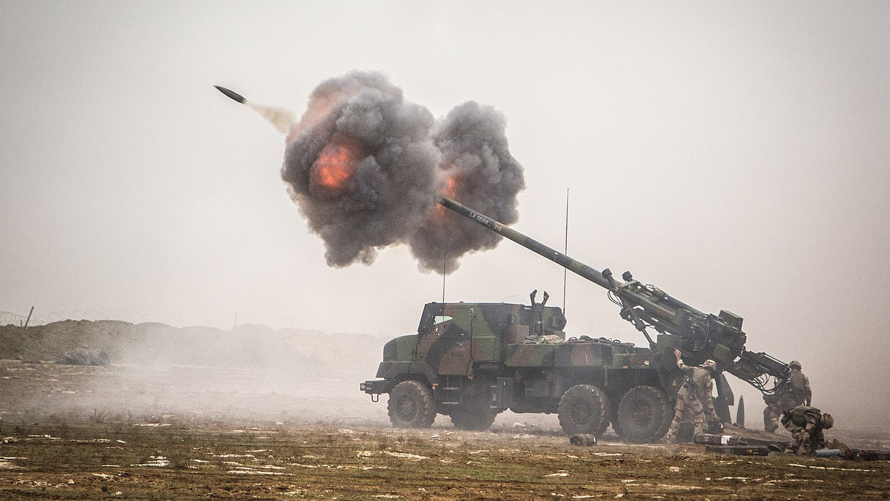 A francia hadsereg egyik Ceasar önjáró lövege tüzelés közben Afganisztánban. Forrás: Wikipédia.