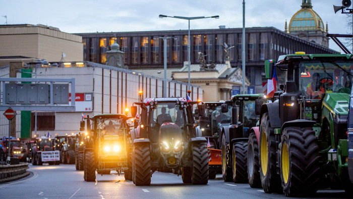 Több száz traktorral vonultak be Prágába a tiltakozó cseh gazdák