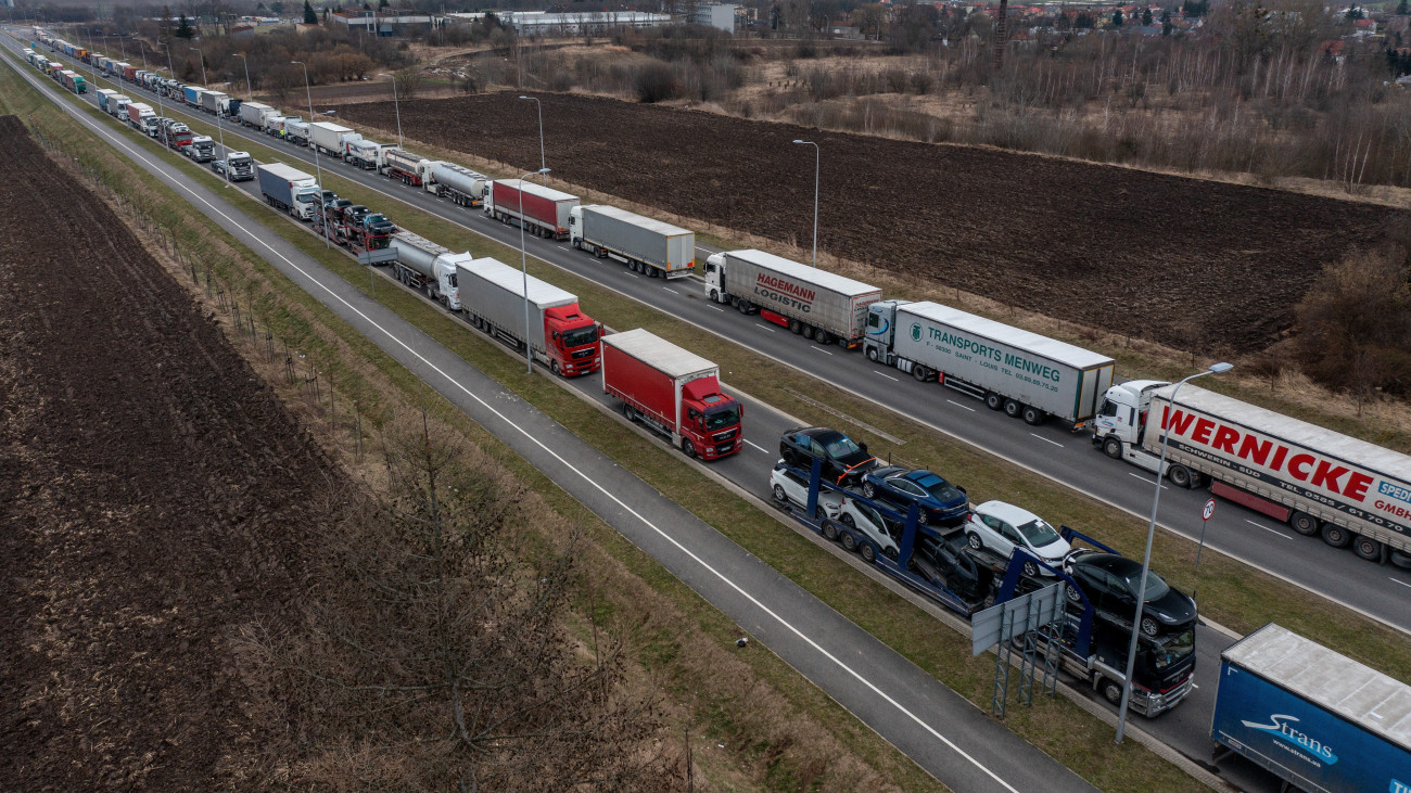 Kamionok hosszú sora várakozik az ukrán határnál, a délkelet-lengyelországi Przemysl közelében lévő medykai átkelőnél, ahol lengyel gazdák az Európai Unió mezőgazdasági politikája, többek között a vámmentes ukrán terményimport ellen tüntetnek 2024. február 17-én.