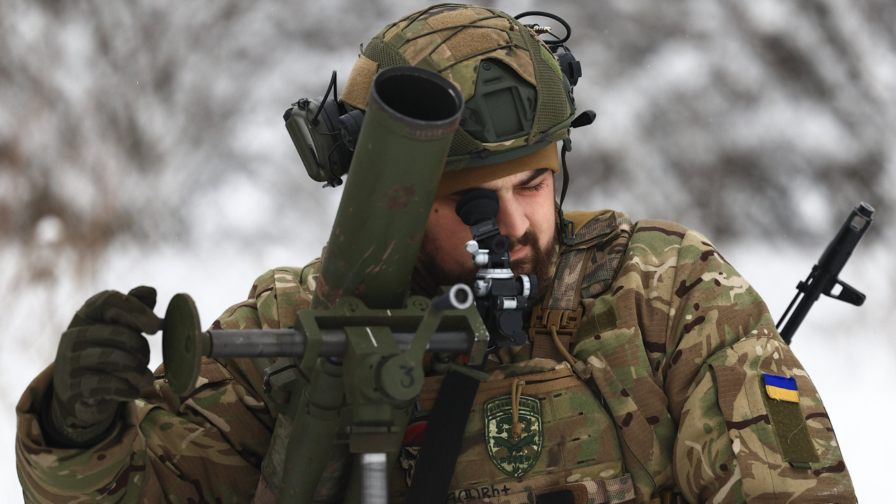 Az ukrán nemzeti gárda Hartia dandárjának katonája aknavetővel céloz a kelet-ukrajnai Kupjanszk-Liman frontvonalon 2024. február 10-én, az Ukrajna elleni orosz háború alatt.