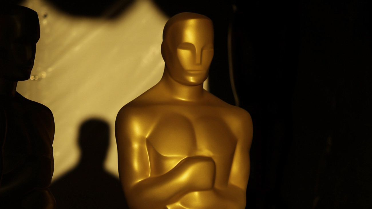 Los Angeles, 2017. február 23.A gála díszleteként használt Oscar-szobrok frissítő festésükre várnak Los Angelesben 2017. február 22-én, négy nappal az Oscar-díjak 89. átadási ünnepsége előtt. (MTI/EPA/Paul Buck)