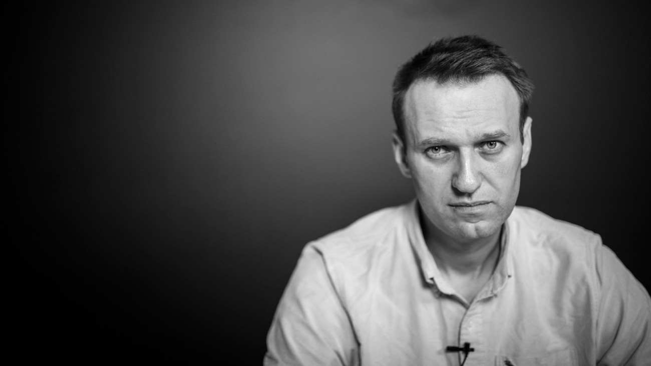 Moszkva, 2017. július 7.Jevgenyij Feldman, Alekszej Navalnij orosz ellenzéki vezetőnek és korrupcióellenes aktivistának a fotósa által készített felvétel az ellenzéki vezetőről az általa alapított kourrpicóellenes alapítvány moszkvai irodájában 2017. július 7-én. Navalnij ezen a napon szabadult a 25 napos elzárását követően, amire a gyülekezési törvény sorozatos megsértése, a nyilvános rendezvények szervezésére vonatkozó szabályok áthágása miatt ítélték. (MTI/EPA/Jevgenyij Feldman)